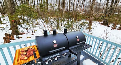 Cozy Getaway! King Bed, Gas Fireplace, BBQ Grill, Fire Pit & Games!