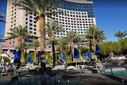 Studio in Vegas! with a Shuttle to the Strip and Parking!