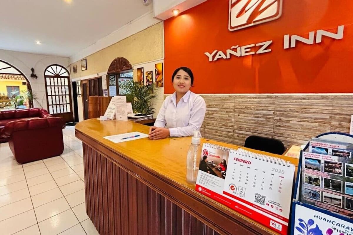 Eine Rezeption der Yanez Inn mit einem Kalender, einer Wasserflasche und einem Schild.