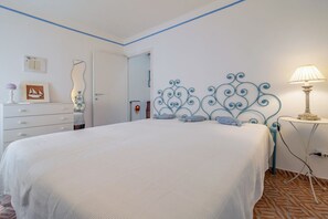 1 chambre, fer et planche à repasser, accès Internet, draps fournis