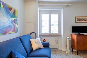TV - Cozy apartment of 40 sqm, able to accommodate up to 4 people, located on the third floor of a building without elevator. The accommodation is located in an area full of all services and boasts a wonderful view of the San Terenzo Beach. In about 4 minutes (Lerici)