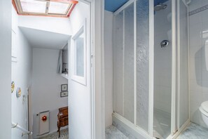 Een douche, een haardroger, een bidet, handdoeken