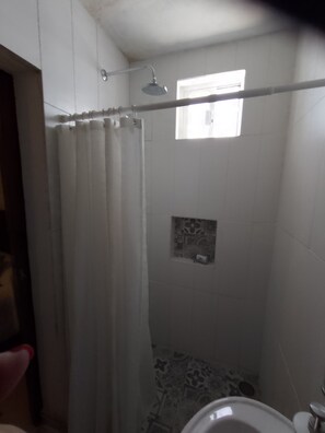 Haartrockner, Handtücher, Seife, Toilettenpapier