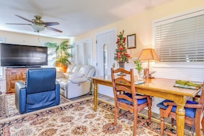TV, DVD player, books - Waterfront Pensacola Paradise with Boat Slips! (Pensacola)