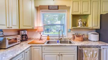 Fridge, stovetop, dishwasher, coffee/tea maker