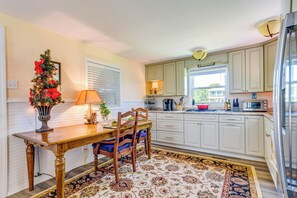 Fridge, stovetop, dishwasher, coffee/tea maker - Waterfront Pensacola Paradise with Boat Slips! (Pensacola)