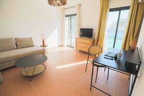 Fernseher, Kamin, Bücher, Stereoanlage