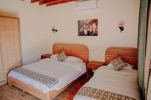 Individuell dekoriert, Schreibtisch