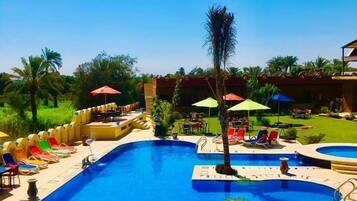 Udendørs pool, livreddere på stedet