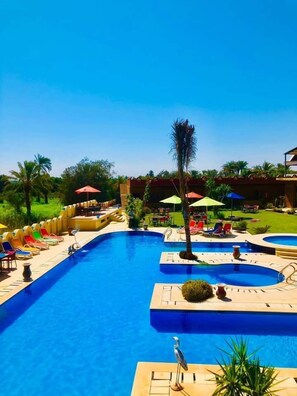 Outdoor pool, lifeguards on site - Tunis Pyramids Hotel (Yusuf as-Sidiq)