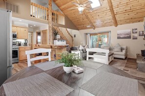 In-room dining - Nana Bear Manor (Big Bear City)