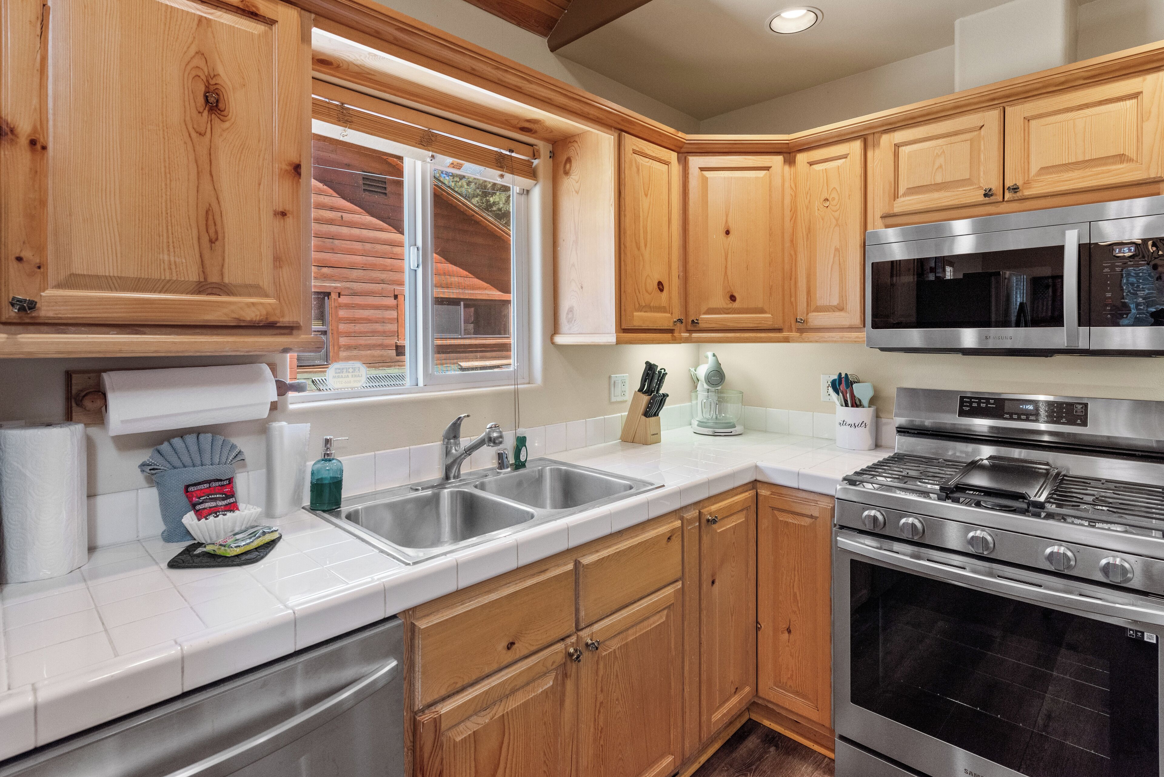 Basic Cabin | Private kitchen | Electric kettle, toaster