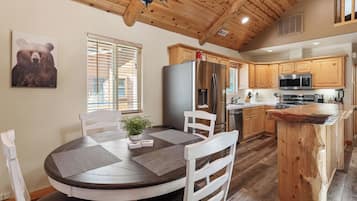 Basic Cabin | In-room dining