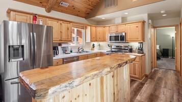 Basic Cabin | Private kitchen | Electric kettle, toaster