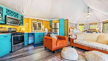 Een smart-tv en boeken