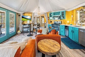 Smart TV, books - Canopy, Luxury Glamping Tent in the Western NC Tree Tops (Bryson City)