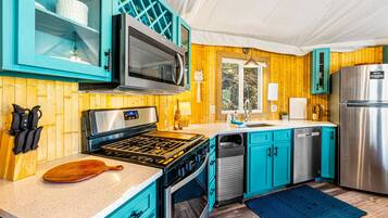 Een koelkast, een magnetron, een oven, een kookplaat