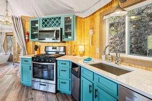 Refrigerador, microondas, horno y parrilla de estufa 