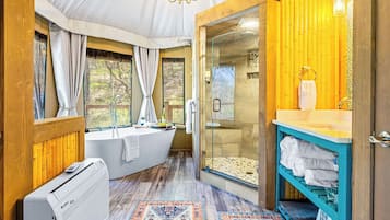 Baignoire, sèche-cheveux, serviettes fournies