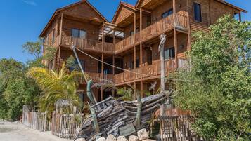 Vista frontal de la propiedad