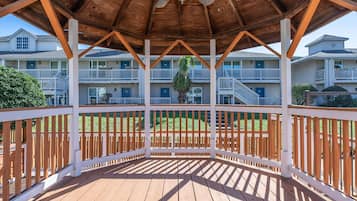 Apartment, 2 Bedrooms, Balcony, Ocean View | Property grounds