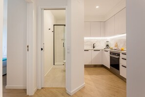 Fridge, microwave, oven, stovetop - JOIVY Cosy apt in Parede near the beach (Cascais)