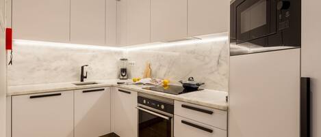 Een koelkast, een microgolfoven, een oven, een kookplaat