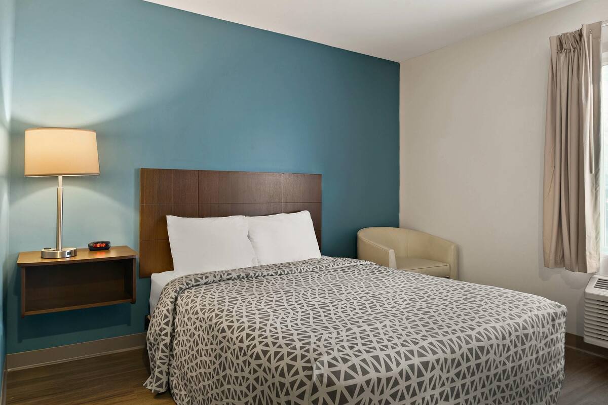 Työpöytä, kannettavalle tietokoneelle sopiva työtila, pimennysverhot