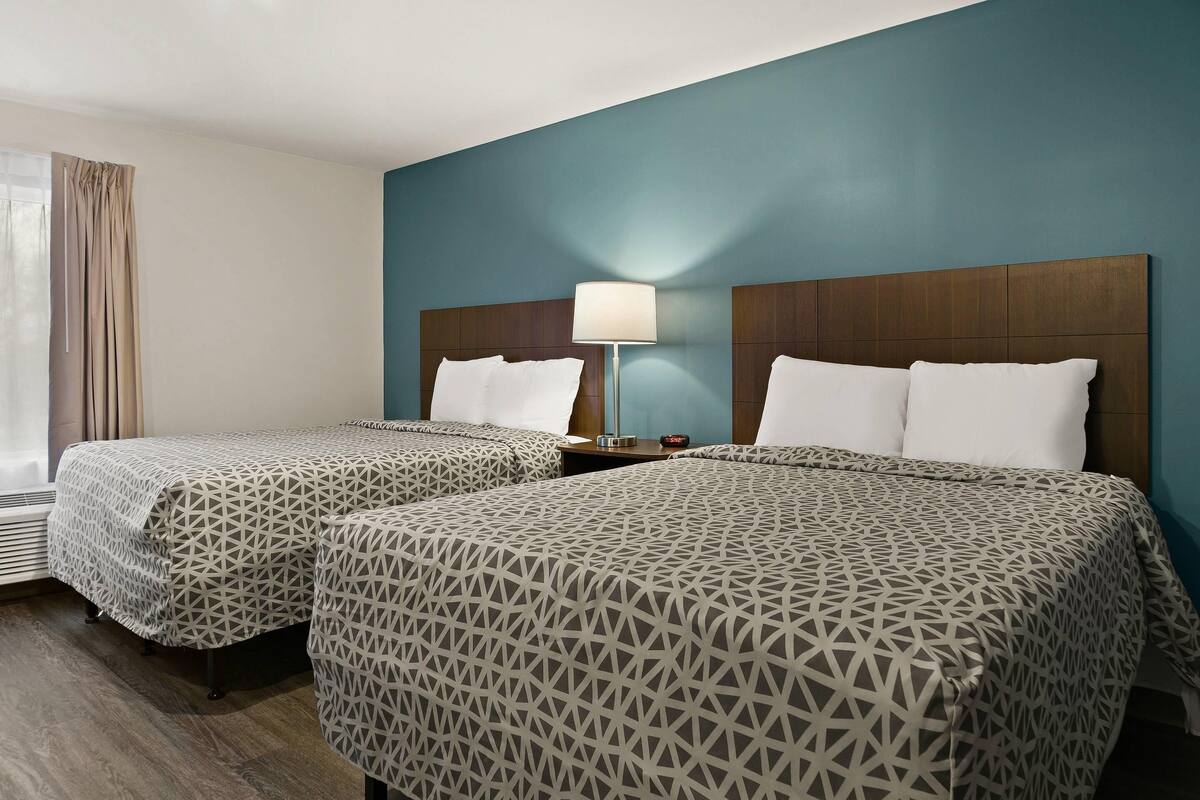 Työpöytä, kannettavalle tietokoneelle sopiva työtila, pimennysverhot