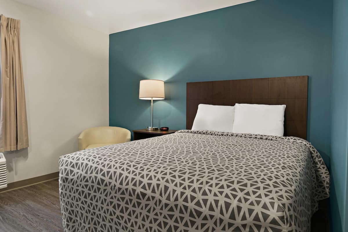Queen Suite | Desk, laptop workspace, blackout curtains, free WiFi