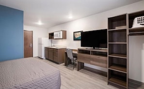 Escritorio, espacio para trabajar con laptop y cortinas blackout 