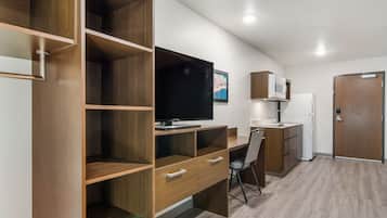 Escritorio, espacio para trabajar con laptop y cortinas blackout