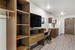 Habitación Deluxe, 1 cama de matrimonio, no fumadores | Escritorio, espacio para trabajar con un portátil, cortinas opacas