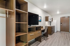 Queen Suite with Sofa and Dishwasher (Dishes/Cookware Included) | 1 bedroom, desk, laptop workspace, blackout drapes