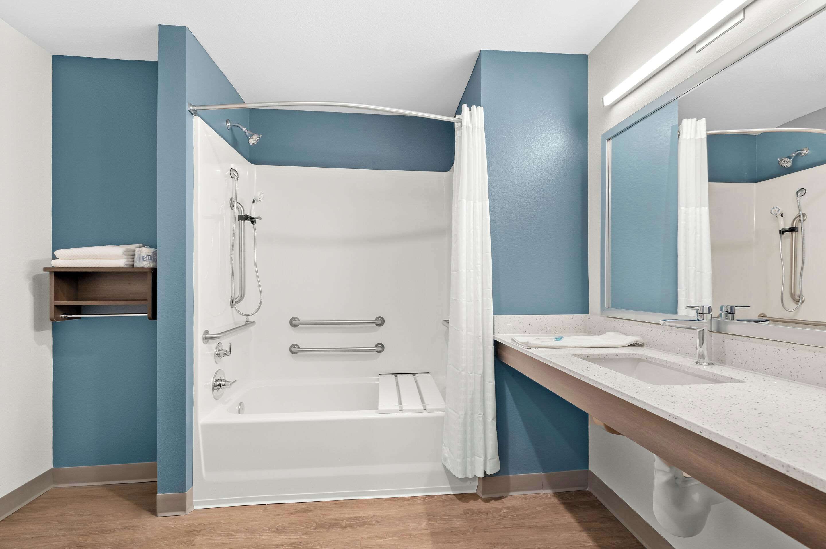 Un baño moderno con bañera, ducha y lavamanos dobles.