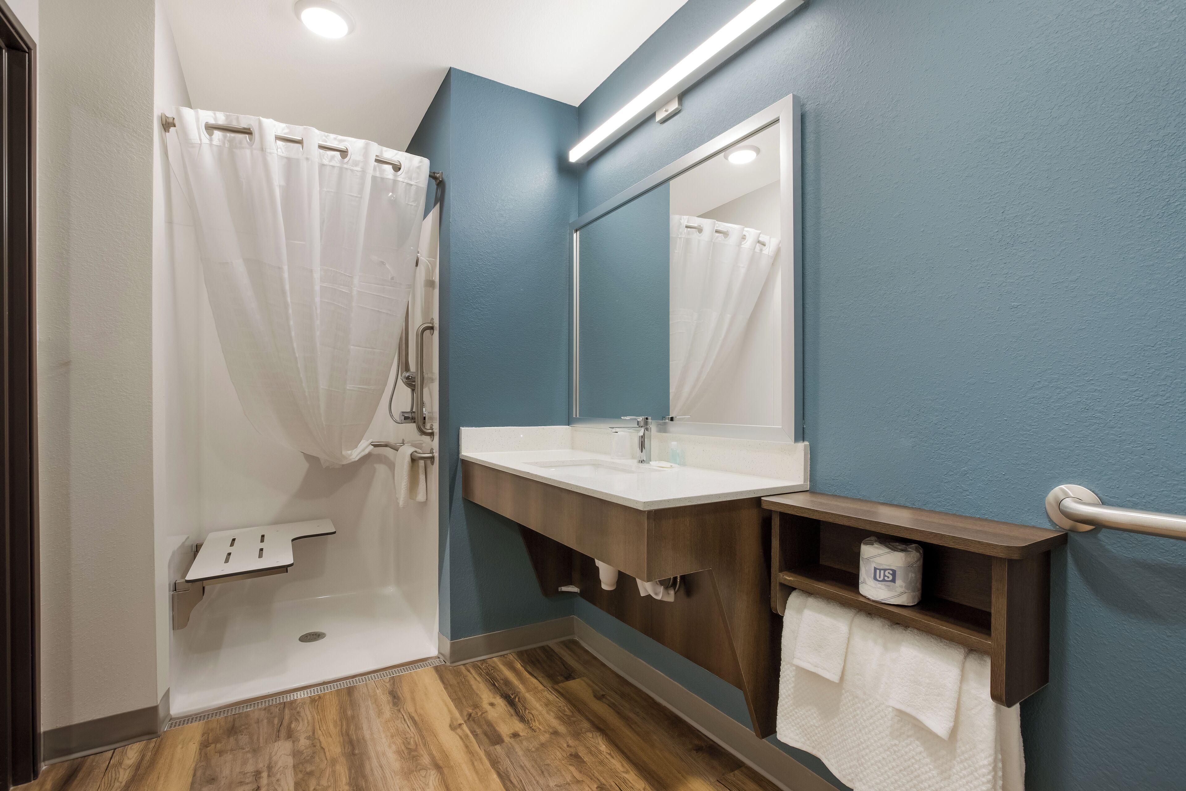 Kamar, 1 Tempat Tidur Queen, akses difabel, Bebas Asap Rokok (Roll-In Shower) | Kamar mandi | Handuk