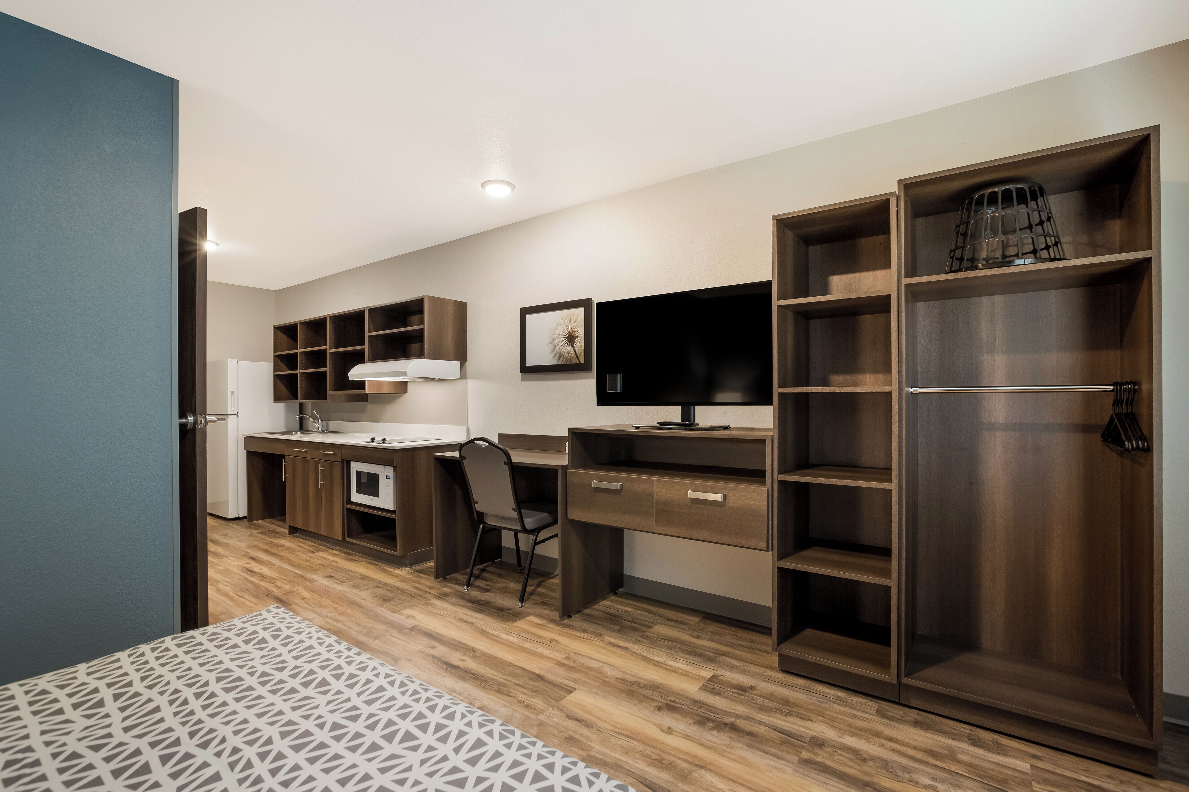 Meja kerja, ruang kerja ramah laptop, Wi-Fi gratis, dan seprai linen