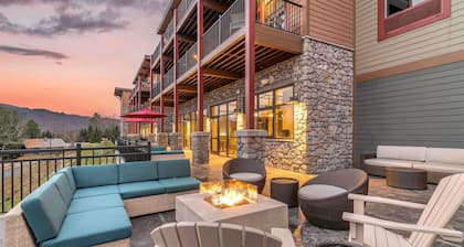 Cambria Hotel Lake Placid - Lakeside Resort