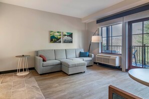 1 bedroom, hypo-allergenic bedding, desk, laptop workspace