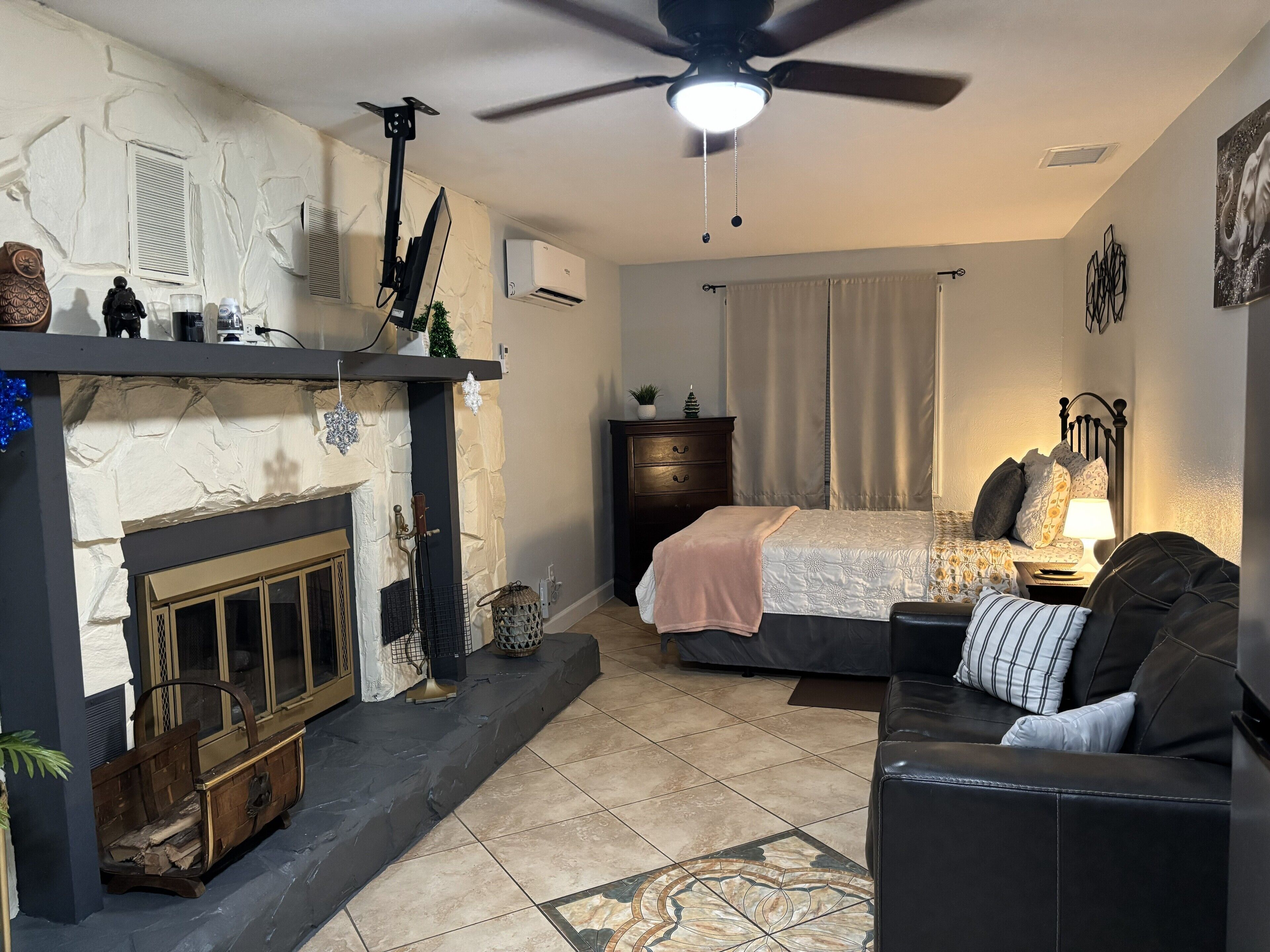 1 slaapkamer, een strijkplank/strijkijzer, gratis wifi, beddengoed