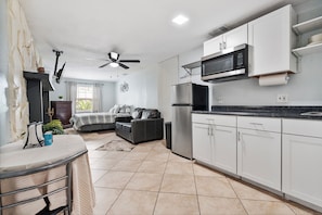 ثلاجة، ميكروويف، ماكينة لصنع القهوة/الشاي، محمصة خبز