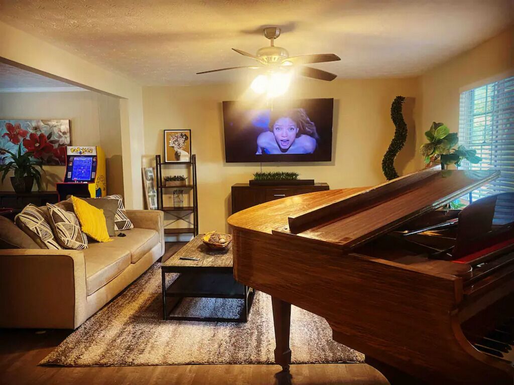Theater, Arcades, Karaoke, Grand Piano,Pool Table, Air Hockey Table, 6 Beds,