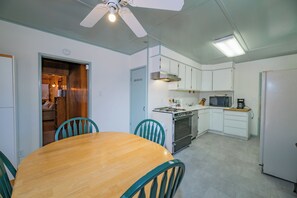 Basic Cabin | In-room dining