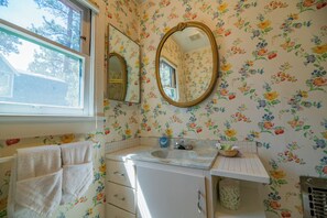Basic Cabin | Bathroom