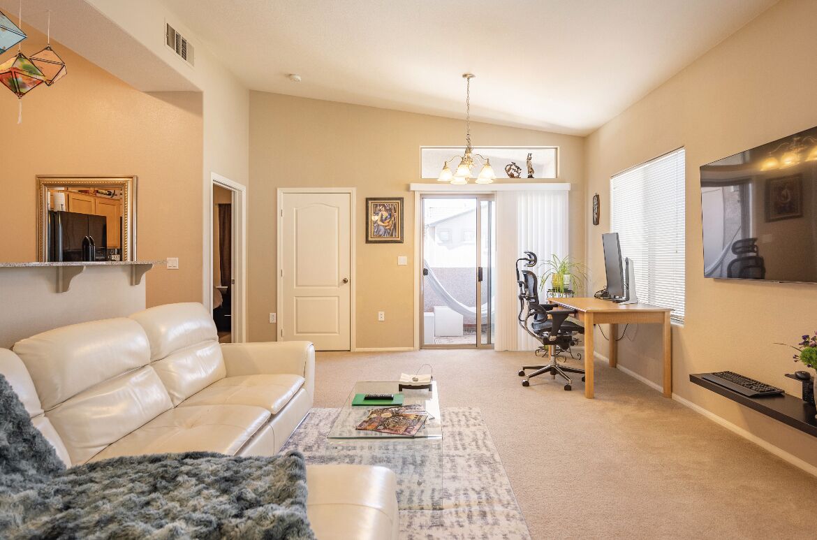 Cozy Condo Close to Water Park and Nature 