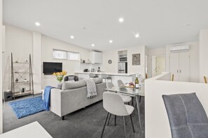 TV - Luxury Livingstone Views - Kea Suite (Queenstown)