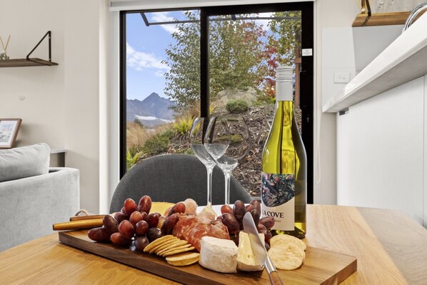 Dining - Luxury Livingstone Views - Weka Suite (Queenstown)