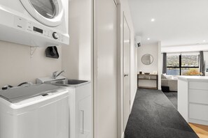 Interior - Luxury Livingstone Views - Weka Suite (Queenstown)