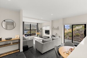 TV - Luxury Livingstone Views -  Weka Suite (Queenstown)