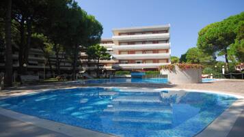 Apartemen, 2 kamar tidur, patio, pemandangan kebun | Kolam renang | Kolam renang outdoor